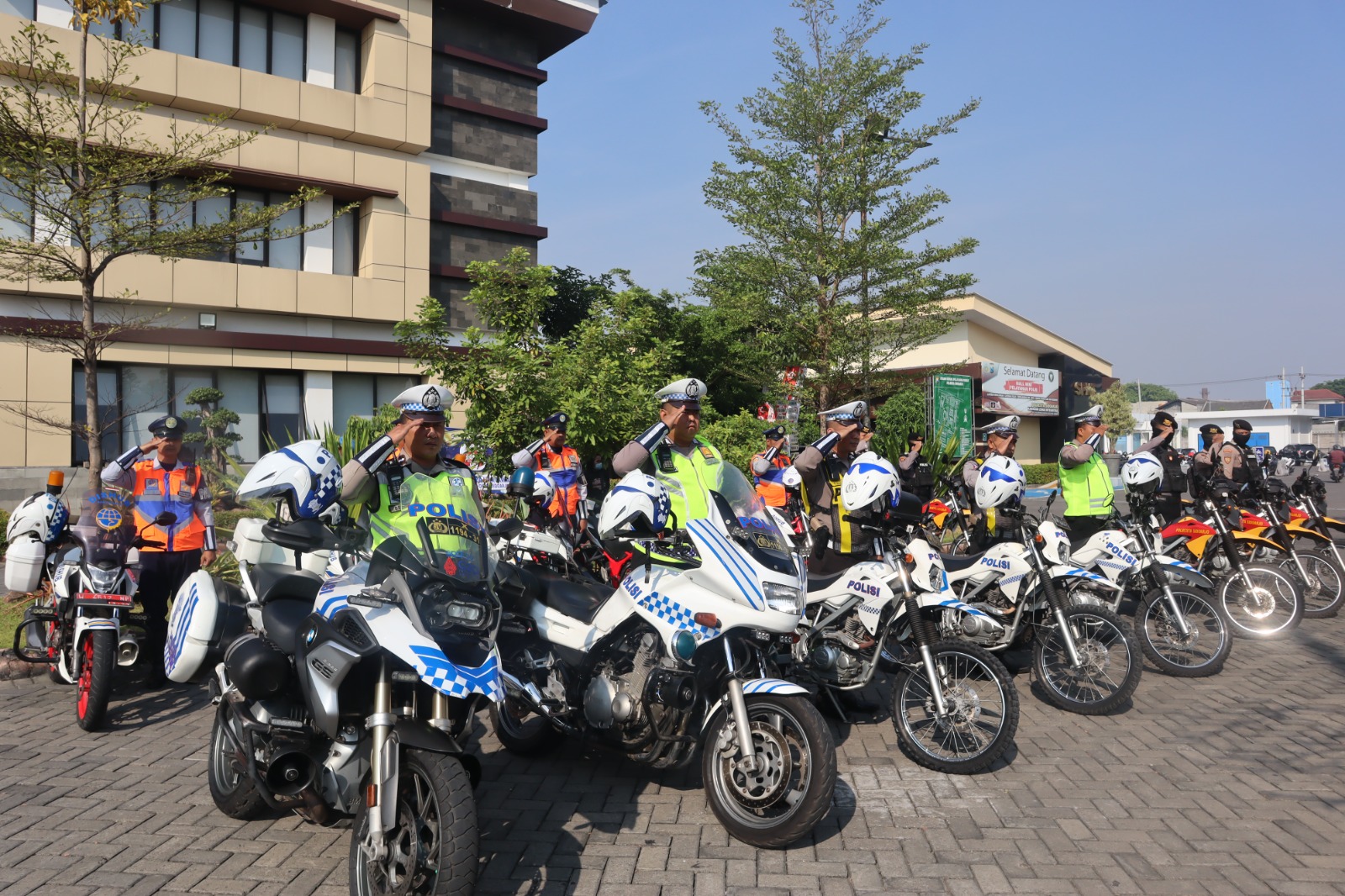 TEGAS: Personel dari Satlantas Polresta Sidoarjo siap menjalankan Operasi Zebra Semeru 2023. (DIKY PUTRA SANSIRI/RADAR SIDOARJO)