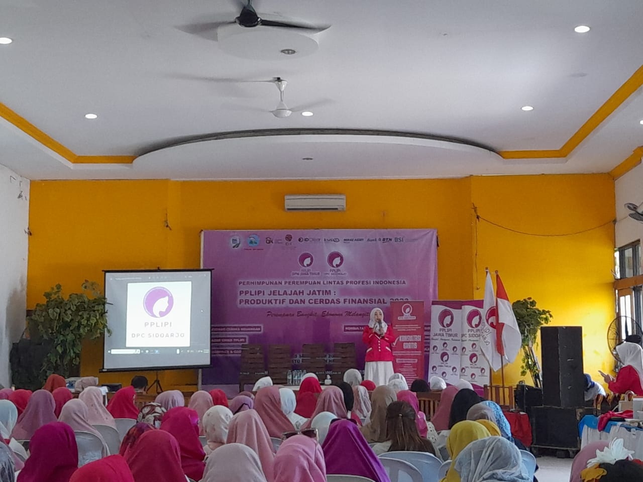 PENGELOLAAN: Seminar oleh Perhimpunan Perempuan Lintas Profesi Indonesia (PPLIPI) Jawa Timur. (M SAIFUL ROHMAN/RADAR SIDOARJO)