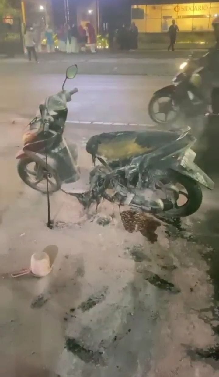 RUSAK PARAH: Kondisi motor setelah berhasil dipadamkan. (IST)  &nbsp;