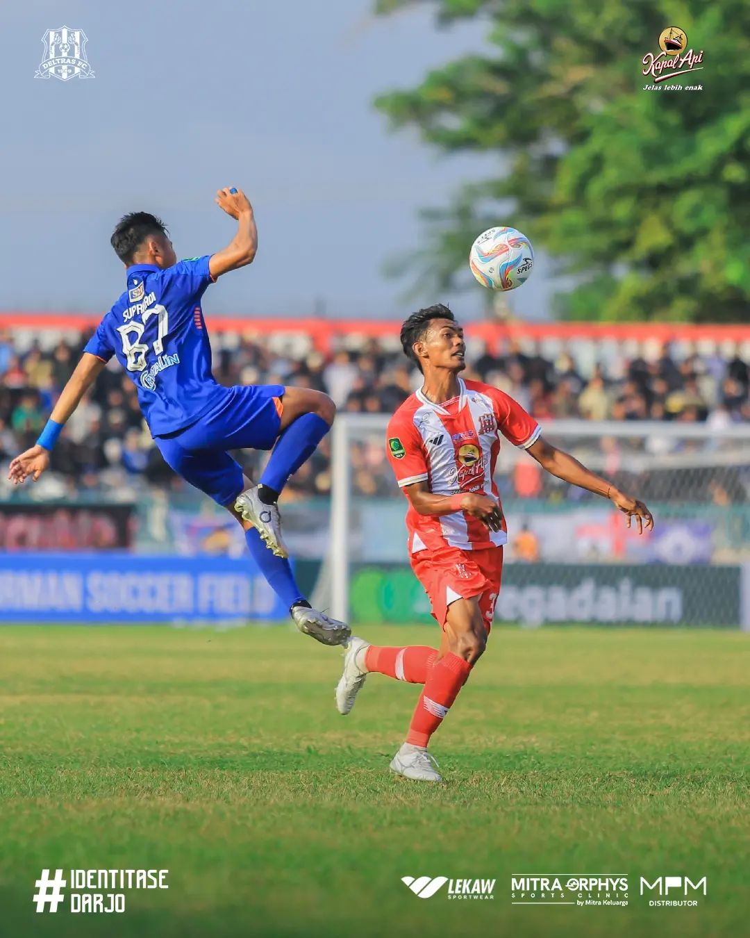 NGEYEL: Pemain Deltras (kanan) saat berduel dengan pemain PSCS Cilacap. (ist)