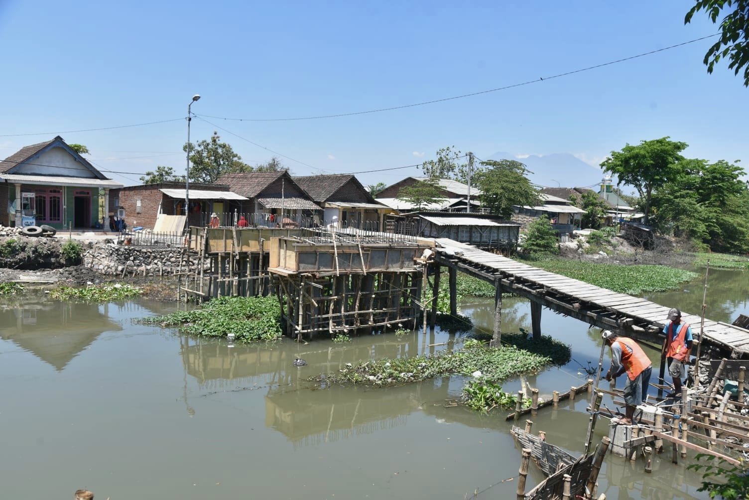 DIKEBUT: Pembangunan jembatan Shiratal Mustaqim di Kali Klurak Candi dalam proses pengerjaan. (IST)  &nbsp;