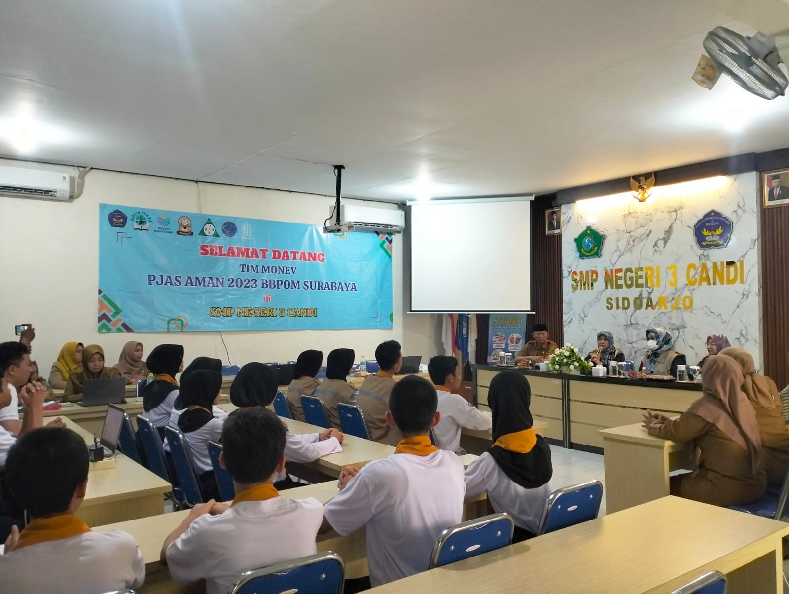 KOMITMEN: Kepala SMPN 3 Candi Gufron, S.Pd, M.Pd saat mengikuti kegiatan kedatangan tim Monev PJAS aman 2023. (ANAS/RADAR SIDOARJO)
