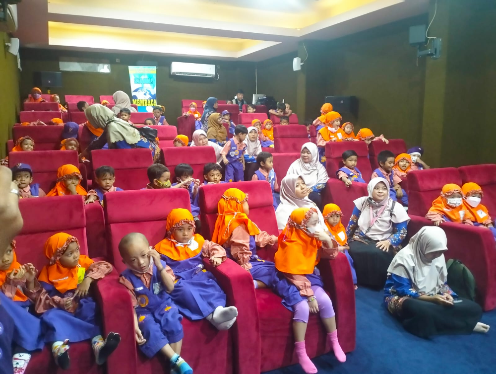 SERIUS: KB-TK Nurul Fikri (NUFI) Sidoarjo saat menonton film tentang Sidoarjo di perpustakaan daerah. (ANAS/RADAR SIDOARJO)