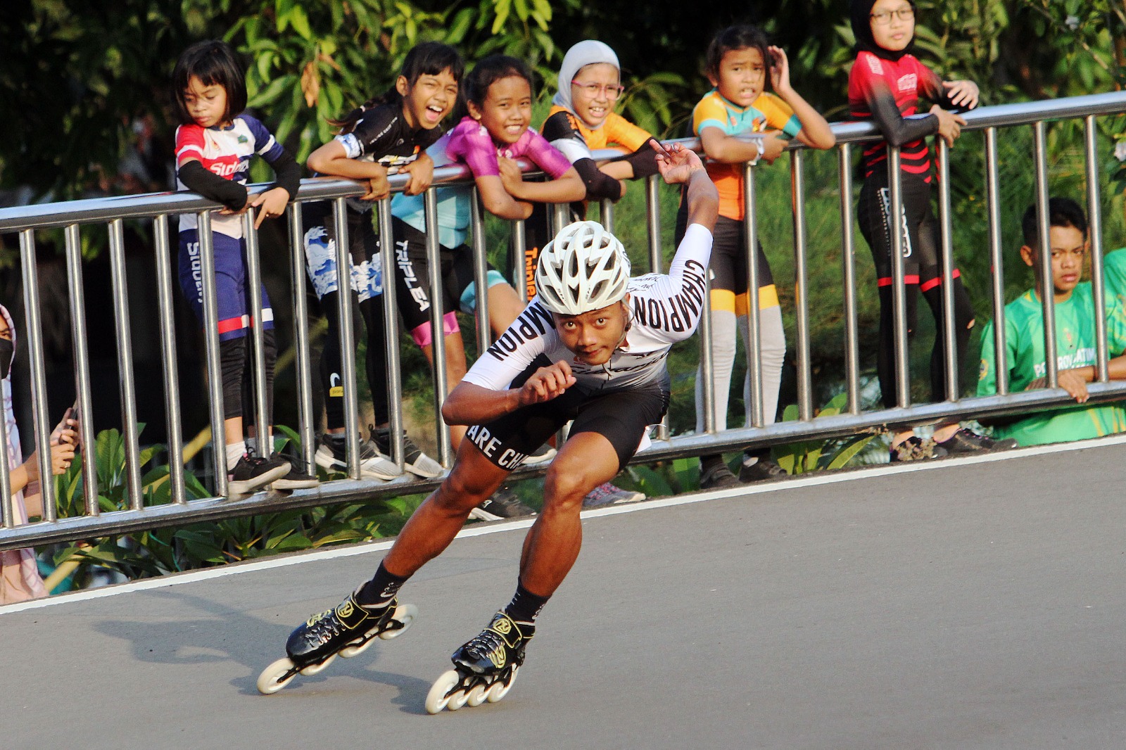 JUARA: Atlet sepatu roda Sidoarjo. (ANDY SATRIA/RADAR SURABAYA)