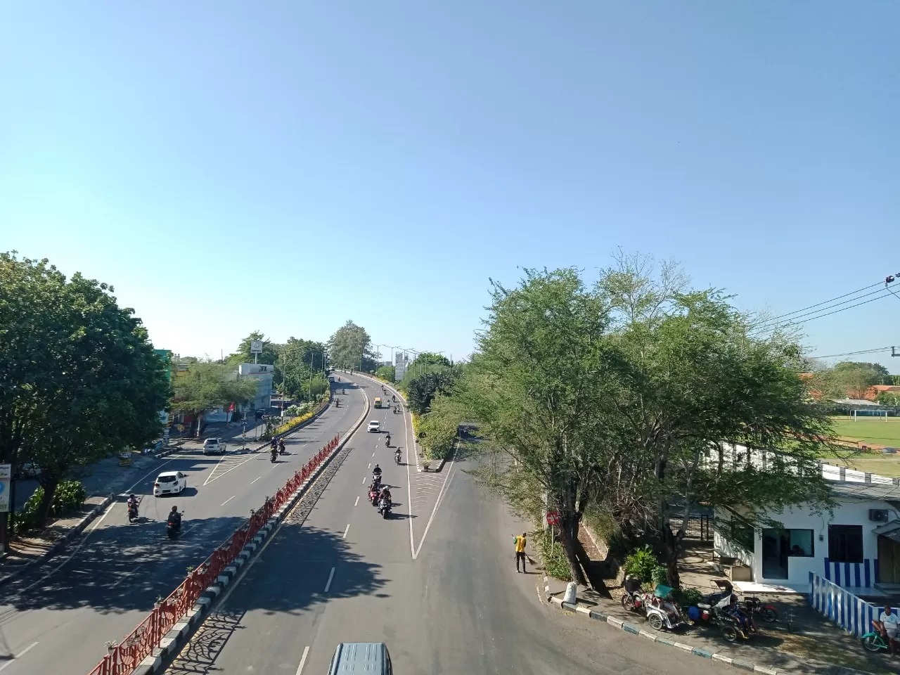 TERIK: Cuaca Sidoarjo di siang hari yang cerah dan tidak berawan. (foto: DOK)