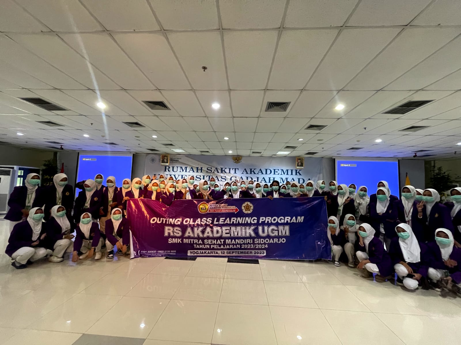 BELAJAR: Foto bersama siswa SMK Mitra Sehat Mandiri Sidoarjo di RS Universitas Gadjah Mada (UGM). (ANAS/RADAR SIDOARJO)
