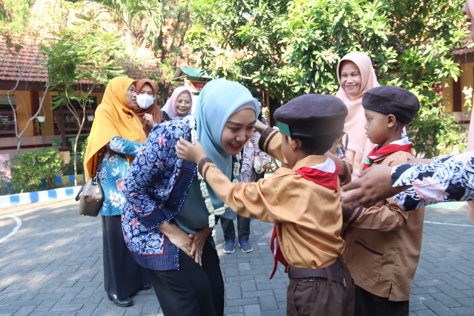 PENDIDIKAN: Ning Sasha saat berkunjung ke salah salah satu SD di Sidoarjo.  &nbsp;
