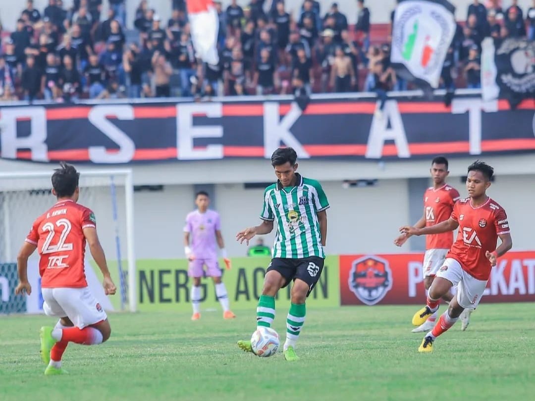 ANDALAN: Pemain Deltras El Burji saat melawan Persekat Tegal.  &nbsp;