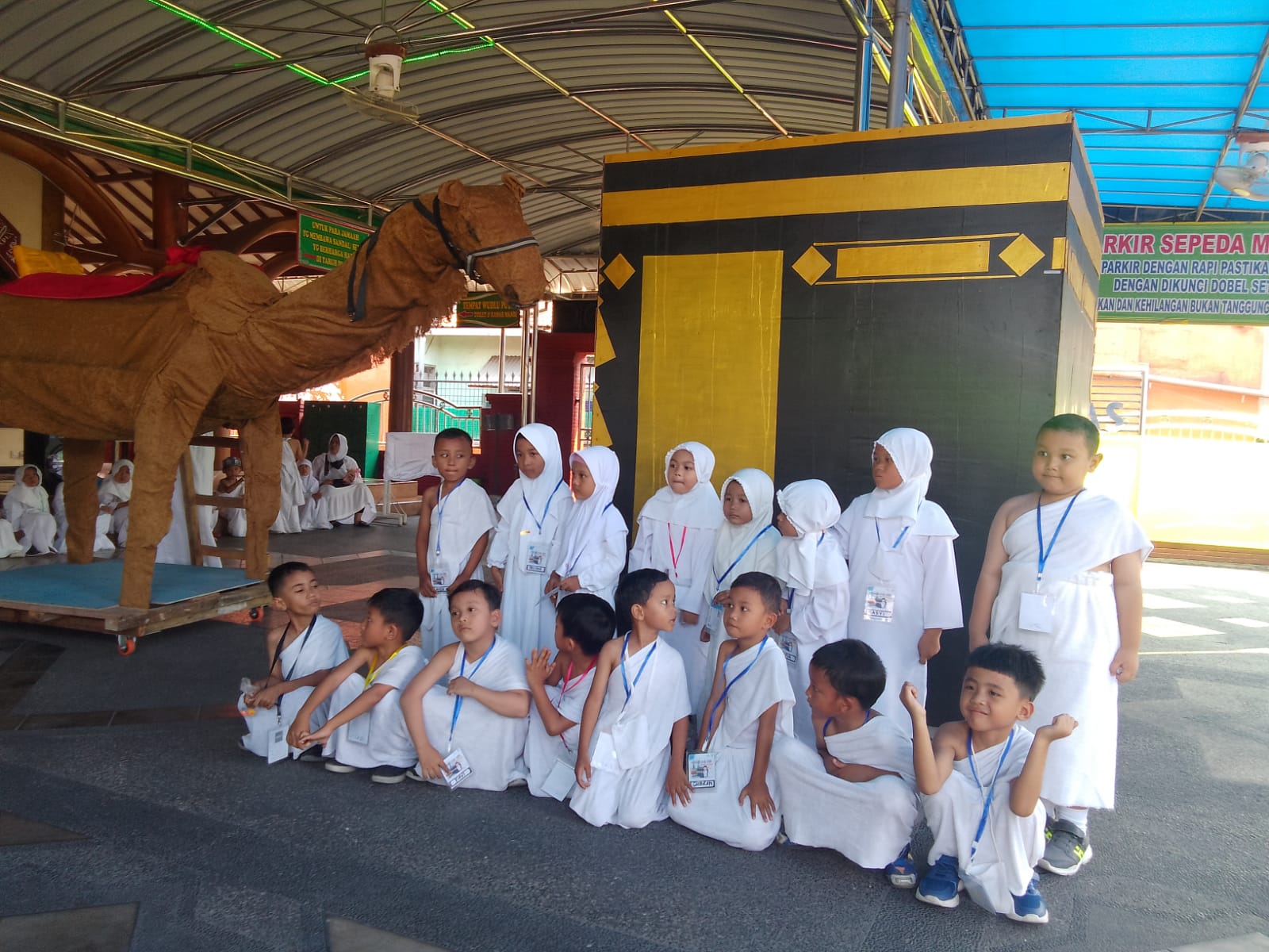BERSEMANGAT: Sejumlah siswa PG-TK Khazanah Ilmu saat berfoto di depan miniature Kakbah. (DIKY PUTRA SANSIRI/RADAR SIDOARJO)