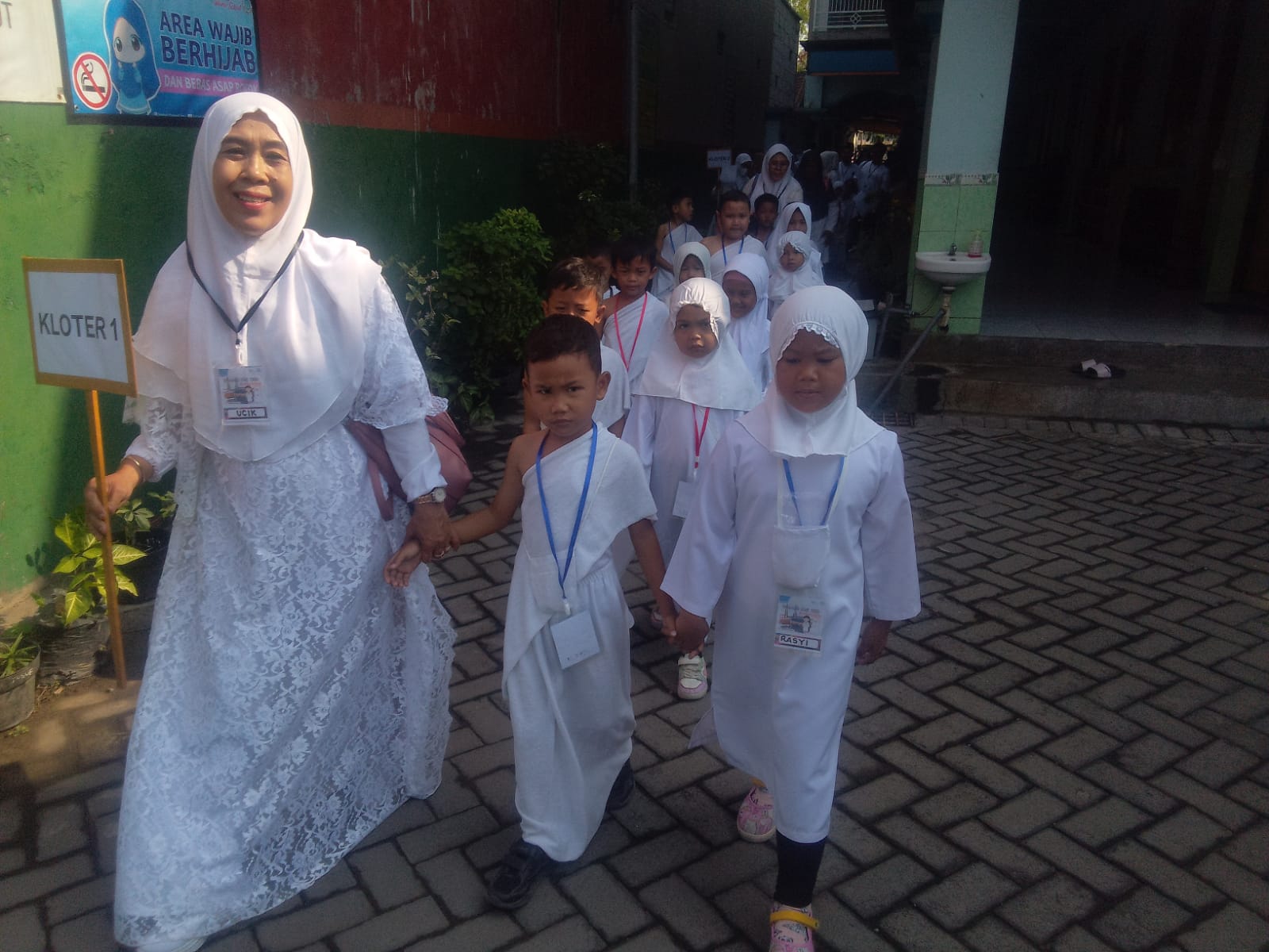 ANTUSIAS: Para siswa PG-TK Khazanah Ilmu saat mengikuti sejumlah kegiatan manasik haji cilik. (DIKY PUTRA SANSIRI/RADAR SIDOARJO)