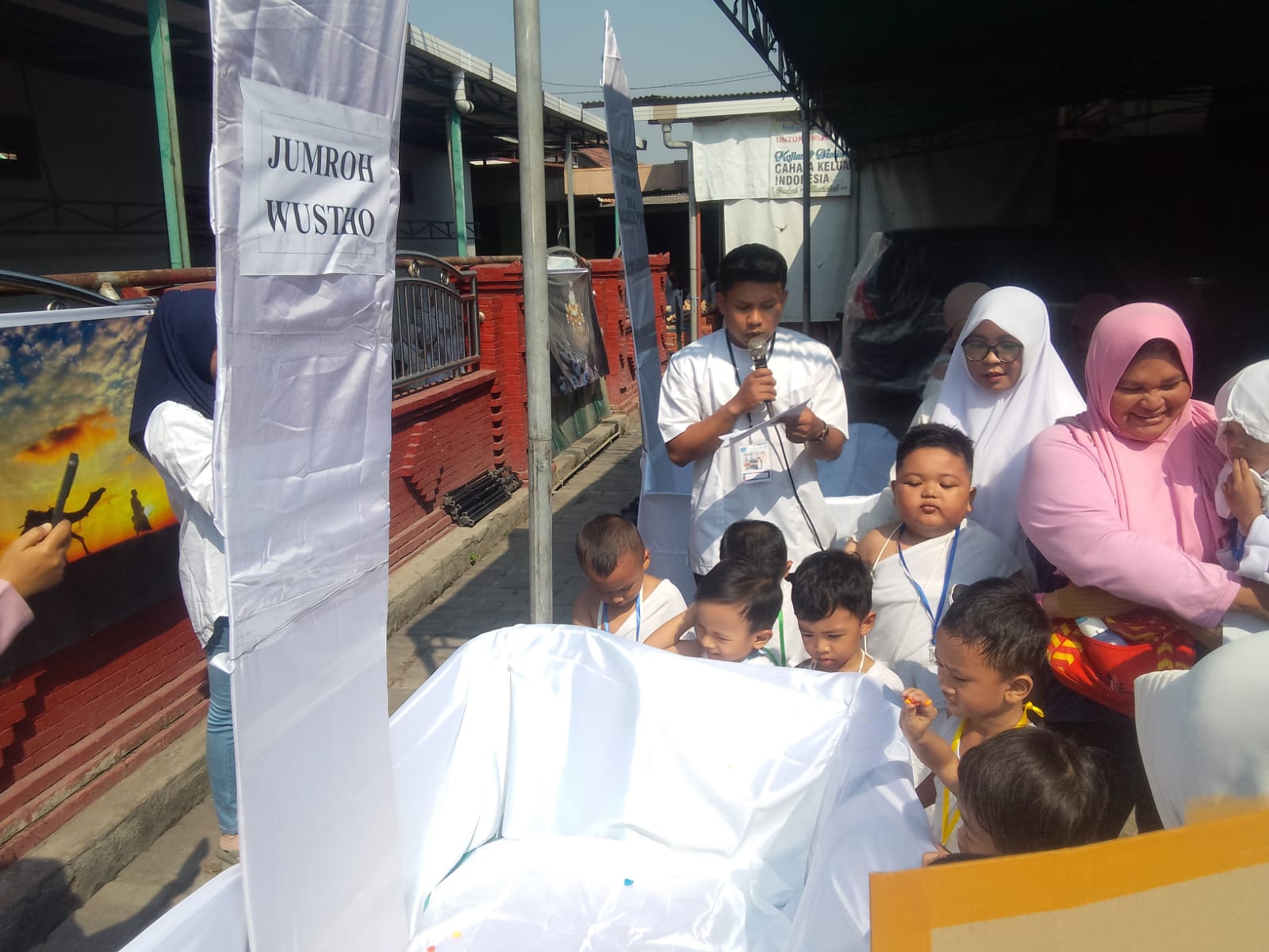 SEMANGAT: Para siswa PG-TK Khazanah Ilmu sedang mempraktikkan lempar jumroh. (DIKY PUTRA SANSIRI/RADAR SIDOARJO)