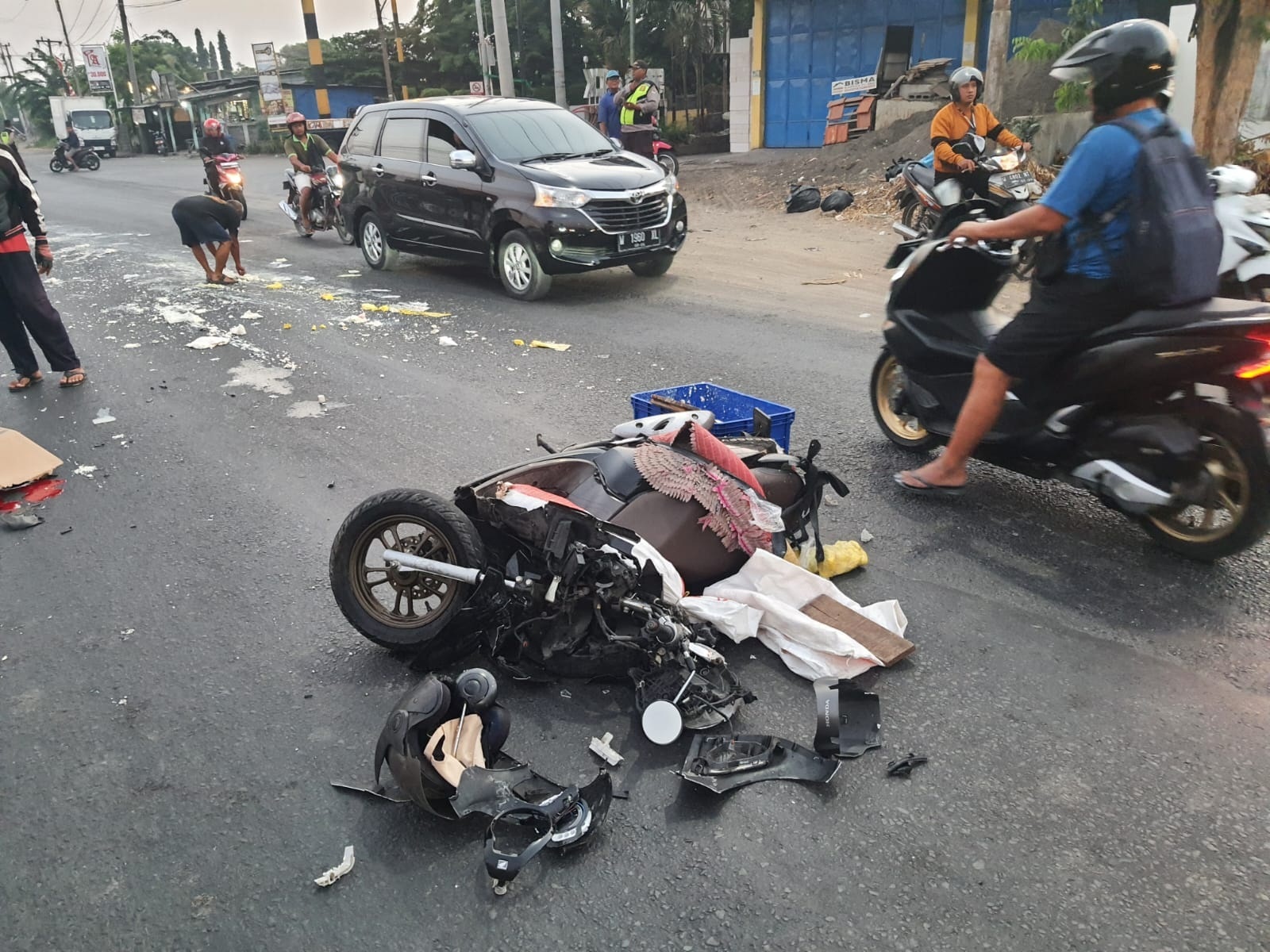 RUSAK BERAT : Kondisi motor korban setelah bertabrakan dengan mobil di Lingkar Timur. (IST)