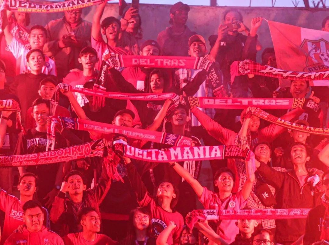 DUKUNGAN: Kreativitas suporter Deltamania di stadion.  &nbsp;