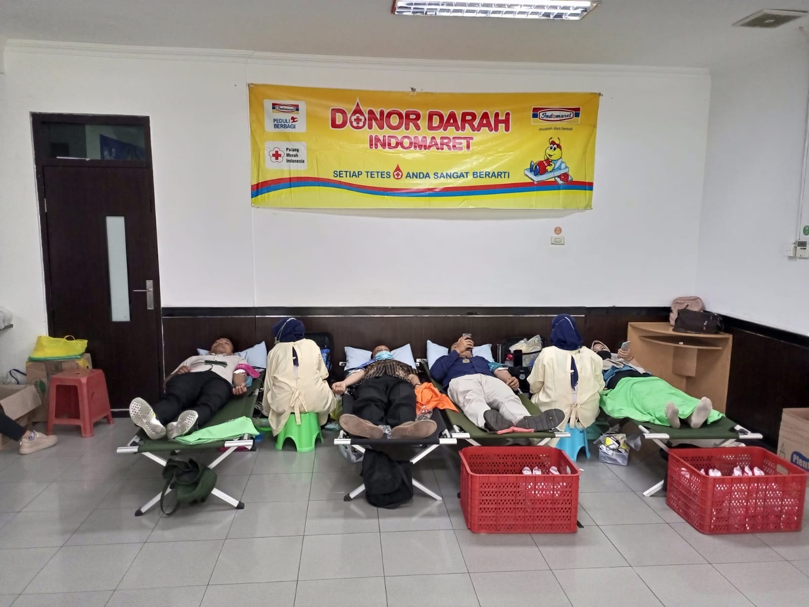 PEDULI: PT Indomarco Prismatama (Indomaret) Cabang Surabaya menggelar donor darah, Rabu (20/9). (M SAIFUL ROHMAN/RADAR SIDOARJO)