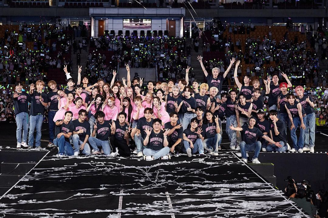 FULL TEAM: 2021 Winter SMTOWN SMCU Express di Korea Selaran (Foto: Instagram @SMTOWN)