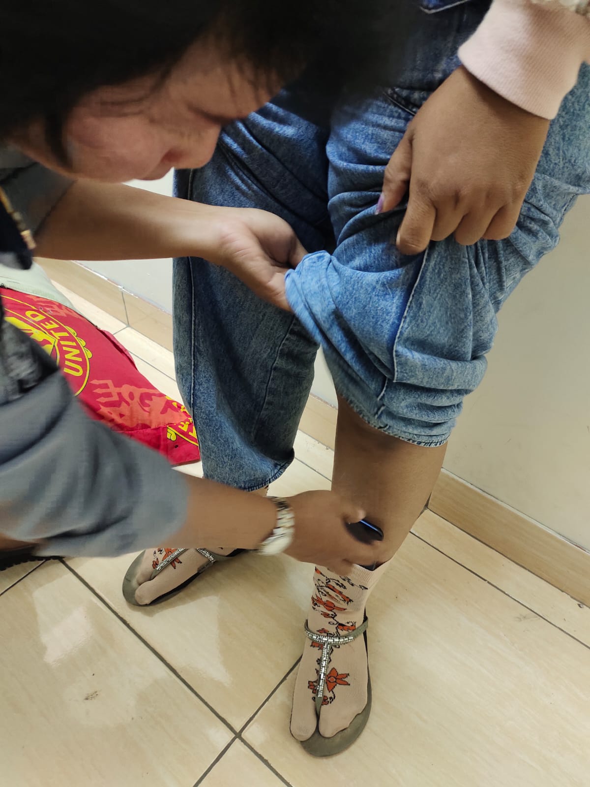 DIGELEDAH: Smartphone yang disembunyikan di kaos kaki MJ. (ist)