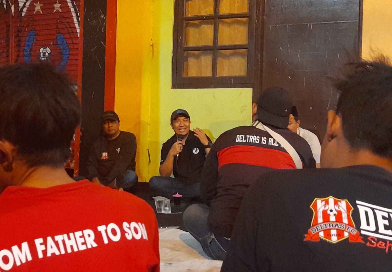 KOMUNIKASI: CEO Deltras Amir Burhannudin bertemu Deltamania di area Stadion Gelora Delta. (M SAIFUL ROHMAN/RADAR SIDOARJO)