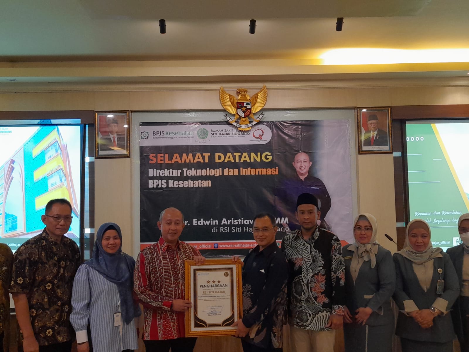 PELAYANAN TERBAIK: Direktur Teknologi dan Informasi BPJS, Edwin Aristiawan beri apresiasi bintang tiga pada RSI Siti Hajar Sidoarjo. (M SAIFUL ROHMAN/RADAR SIDOARJO)