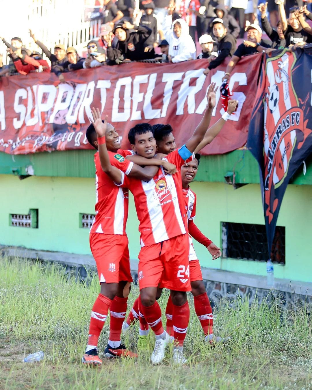 SELEBRASI: Kapten Deltras Rendra Teddy salah satu pencetak gol ke gawang Gresik United. (Instagram Deltras)