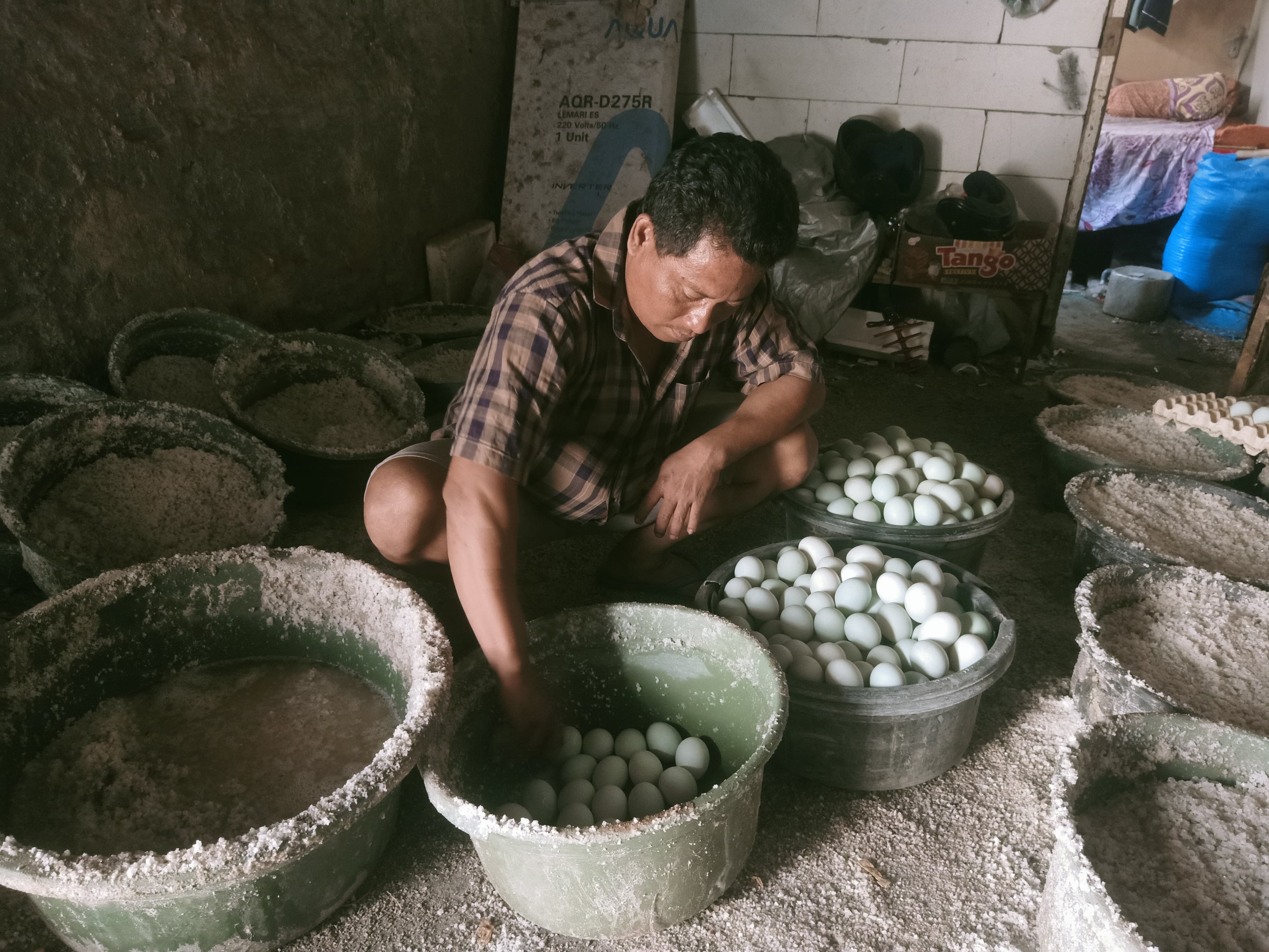 PELAKU UMKM: Jaini, penjual telur asin melayani langganan dan hajatan. (BERLIANTIN NAHDIYA ILHAMI/RADAR SIDOARJO)