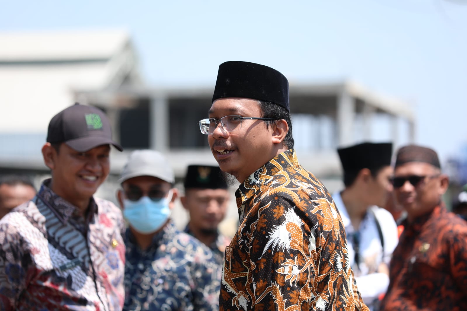 KEJAR TARGET: Bupati Sidoarjo Ahmad Muhldor saat menyidak sejumlah pembangunan di Sidoarjo.
