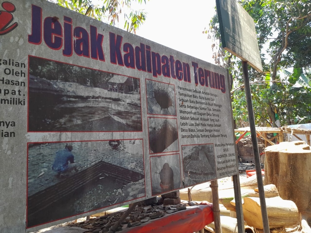 DIJAGA: Temuan sejumlah barang di Terung. (M SAIFUL ROHMAN/RADAR SIDOARJO)