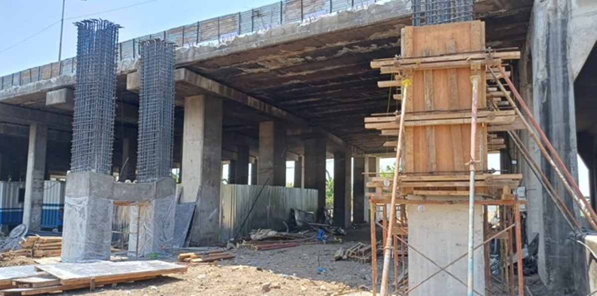 DIKEBUT: Progres pembangunan Jalan Tol Porong-Sidoarjo yang diperlebar.  &nbsp;
