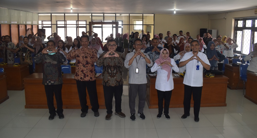 KOMPAK: Foto bersama para peserta Ratek Pengumpulan dan Penyampaian Salinan Otentik Arsip Terjaga. (AGUNG NUGROHO/RADAR SIDOARJO)