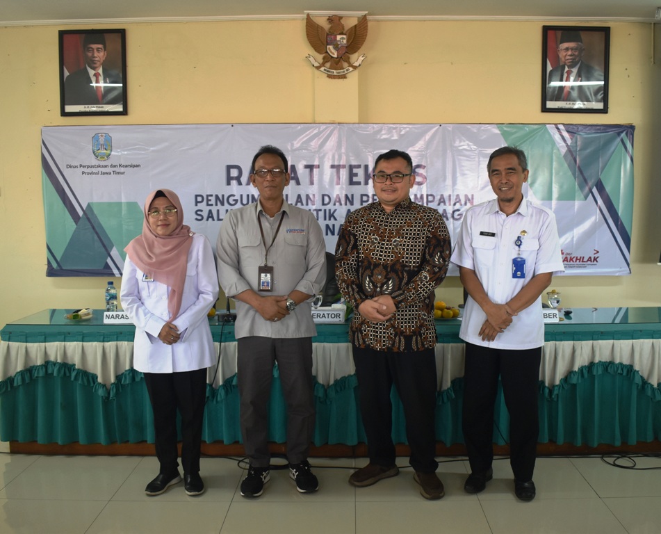 RAPAT TEKNIS: Sekdin Dispusip Dwiko Yudi Widodo (dua dari kiri) bersama narasumber Dimas Yudha Pratama (baju batik), dan Tidor Arif T.Dj.  &nbsp;