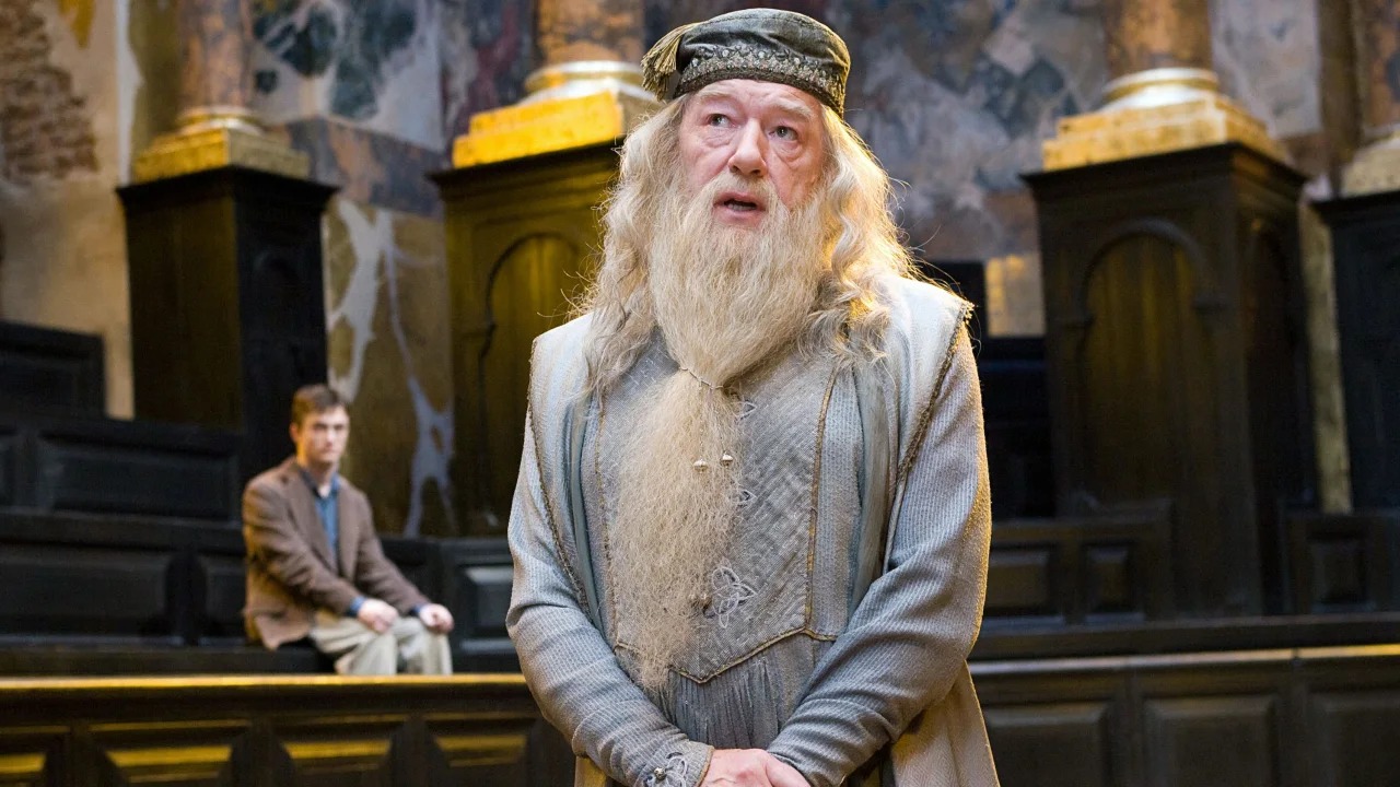REST IN PEACE: Michael Gambon saat berperan sebagai Dumbledore di film Harry Potter. (foto: WarnerBros)