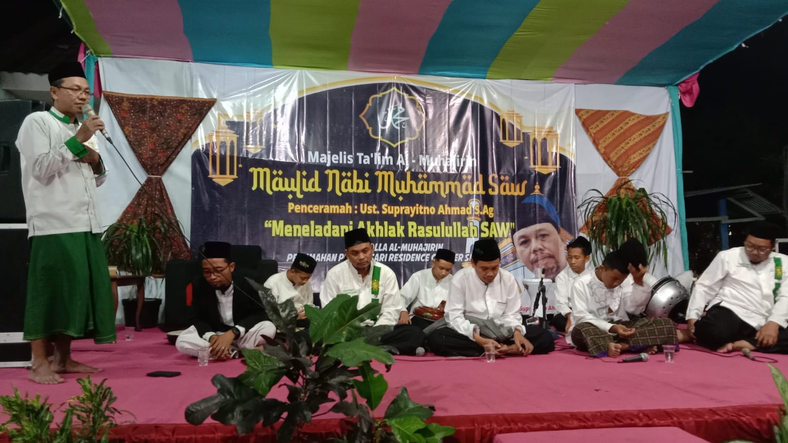 PEMBUKAAN: Ketua RT-11 RW-01 perum Pesona Sari Residence Sunrise Park Gugut Wijaksono saat memberikan sambutan di depan warganya dalam kegiatan Maulid Nabi Muhammad SAW. (ANAS/RADAR SIDOARJO)