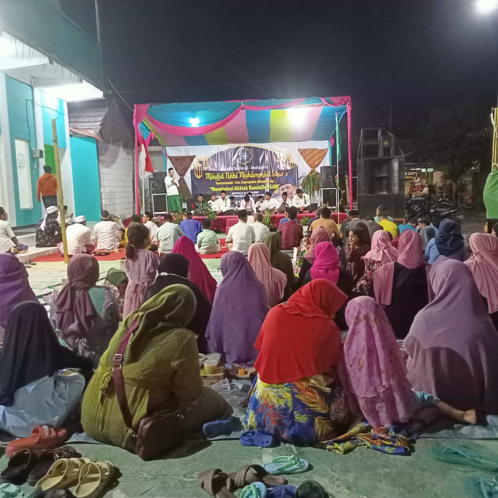 KHUSYUK: Warga perumahan Pesona Sari Residence Cluster Sunrise Park  mengikuti peringatan Maulid Nabi Muhammad SAW. (ANAS/RADAR SIDOARJO)