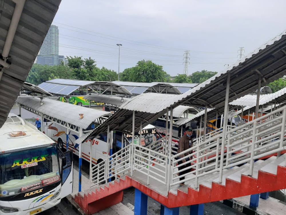 RAMAI: Seorang penumpang saat berada di Terminal Purabaya Sidoarjo. (IST)
