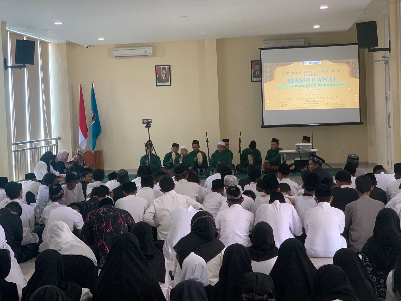 ANTUSIAS: Penuh hikmah siswa siswi dewan guru SMP Hang Tuah 6 Excellent Juanda  dalam kegiatan Maulid Nabi Muhammad SAW. (ANAS/ RADAR SIDOARJO)