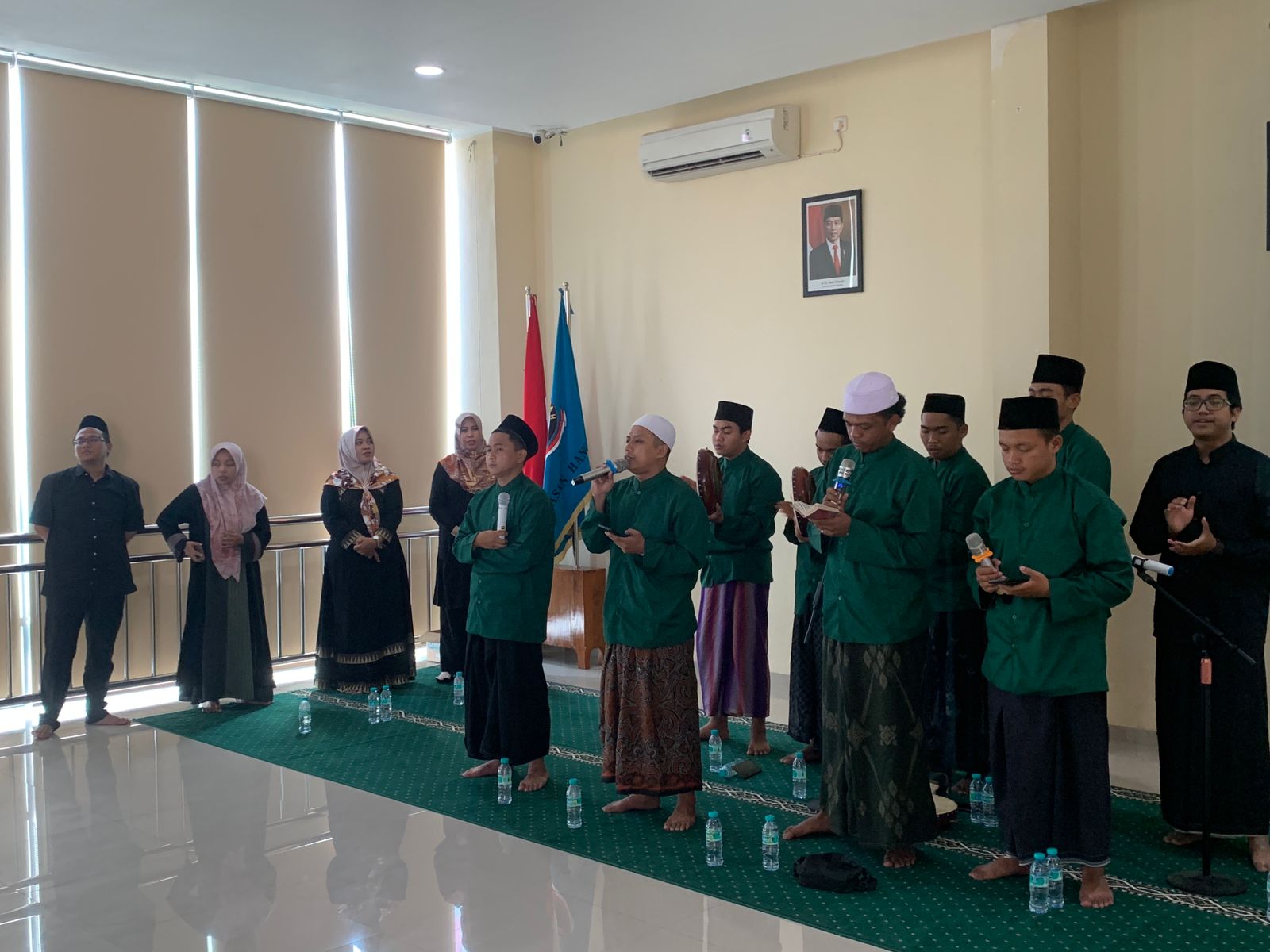 KOMPAK: Grup Sholawat Az- Zayid saat melantunkan membaca sholawat di dalam peringatan Nabi Muhammad SAW di SMP Hang Tuah 6 Excellent Juanda. (ANAS/RADAR SIDOARJO)