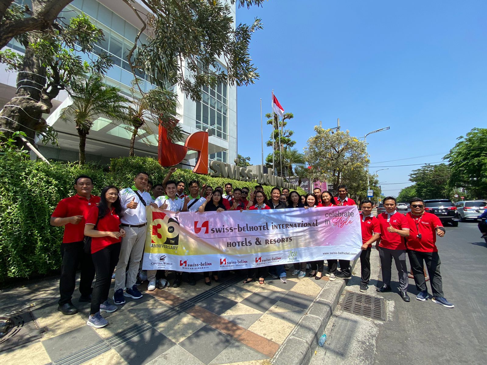 KOMPAK: Staf dan manajemen Lima Hotel Swiss-Belhotel International di Surabaya.  &nbsp;