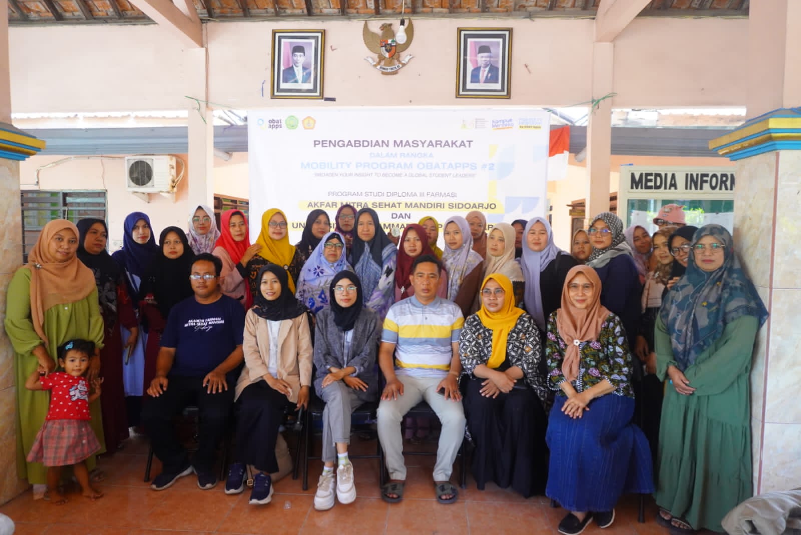 SEMANGAT: Akademi Farmasi Mitra Sehat Mandiri Sidoarjo berkegiatan pengabdian masyarakat di Desa Banyu Urip.