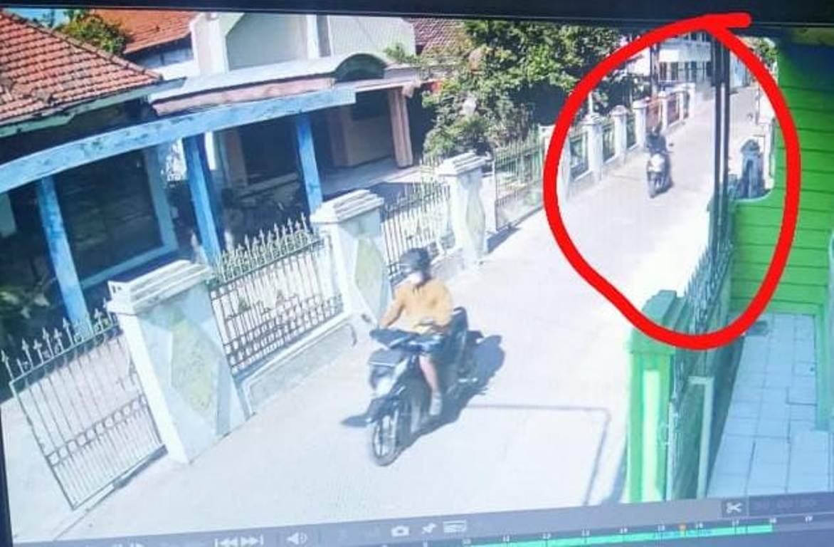 IST  BERIRINGAN : Terduga dua pelaku pencurian motor di Buduran terekam CCTV. (ist)