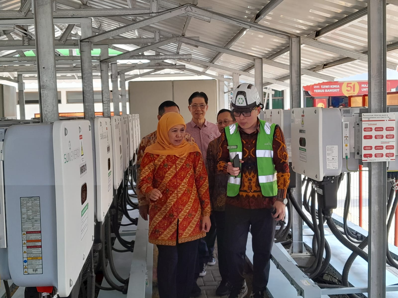 RAMAH LINGKUNGAN: Gubernur Jawa Timur Khofifah Indar Parawansa meninjau PLTS Atap di Tjiwi Kimia.