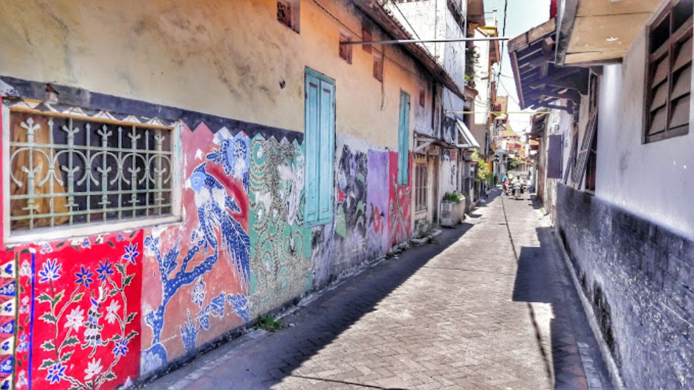 BERAGAM: Corak batik memenuhi tembok warga di Kampung Batik Jetis. (IST)