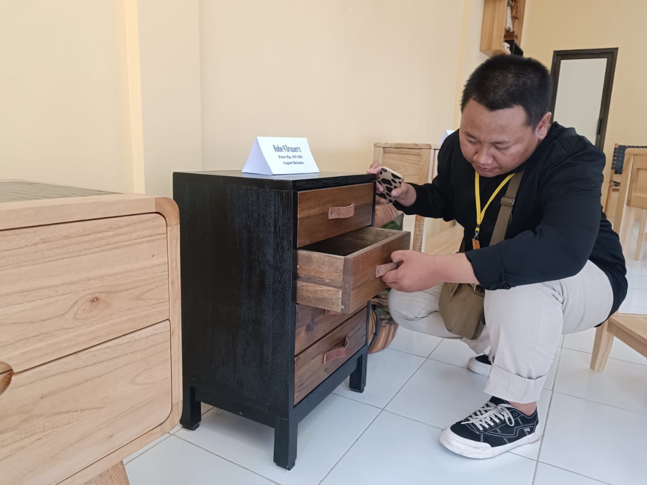 KREATIF : Hasil karya warga binaan berupa furniture saat dilihat awak media. (DIKY PUTRA SANSIRI/RADAR SIDOARJO)