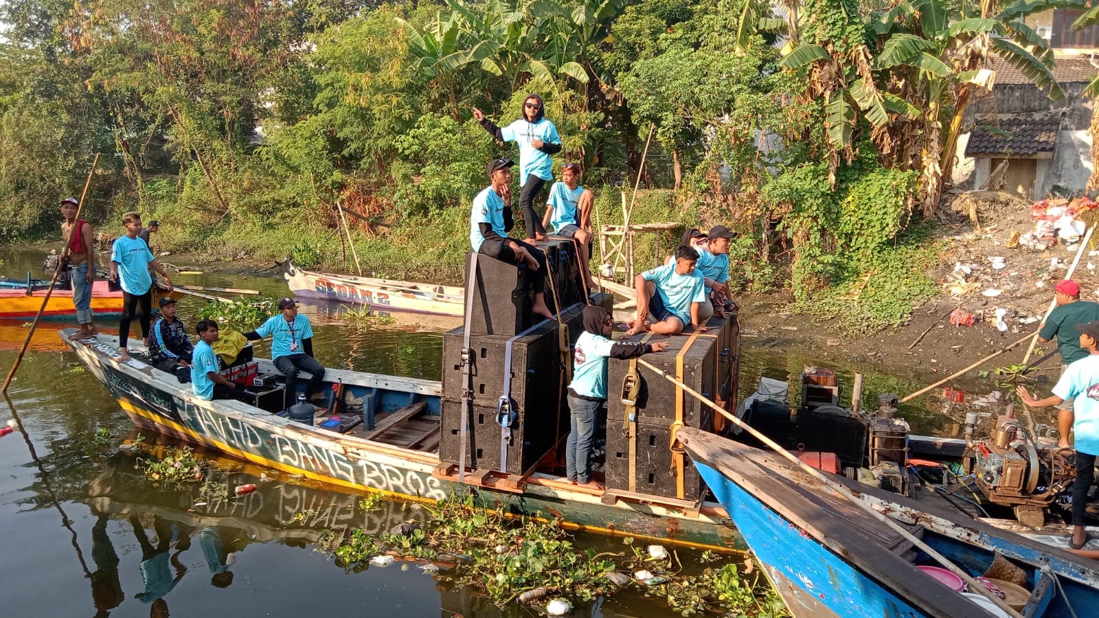 RITUAL: Para nelayan menaiki perahu untuk nyadran dan larung sesaji ke laut. (M SAIFUL ROHMAN/RADAR SIDOARJO)