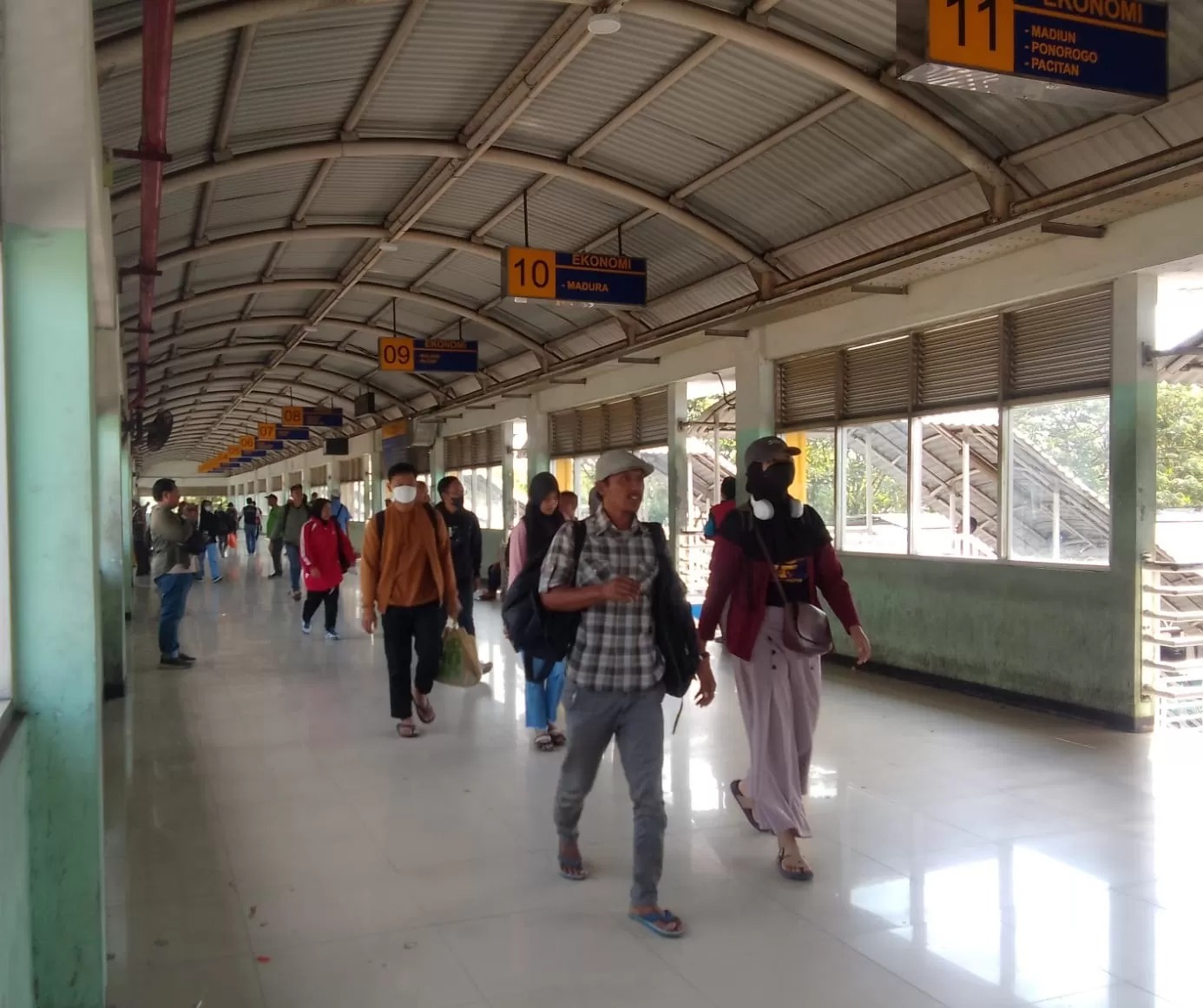 BERTAMBAH: Penduduk yang datang ke Sidoarjo setelah libur Lebaran Idul Adha beberapa waktu lalu. (DIKY PUTRA SANSIRI/RADAR SIDOARJO)