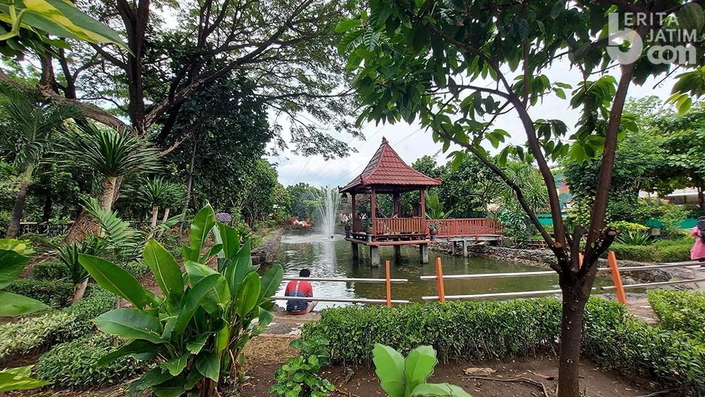 Kolam  air mancur (foto: Traveling.co.id)