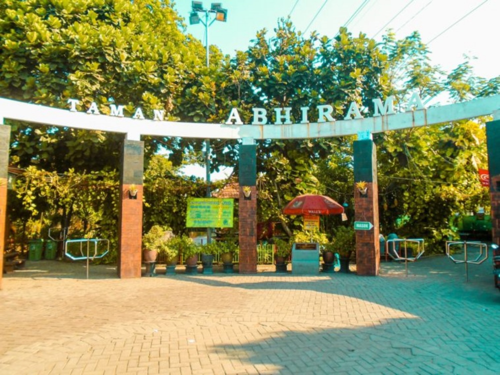 Pintu masuk Taman Abhirama Sidoarjo (foto: travelingyuk.com)