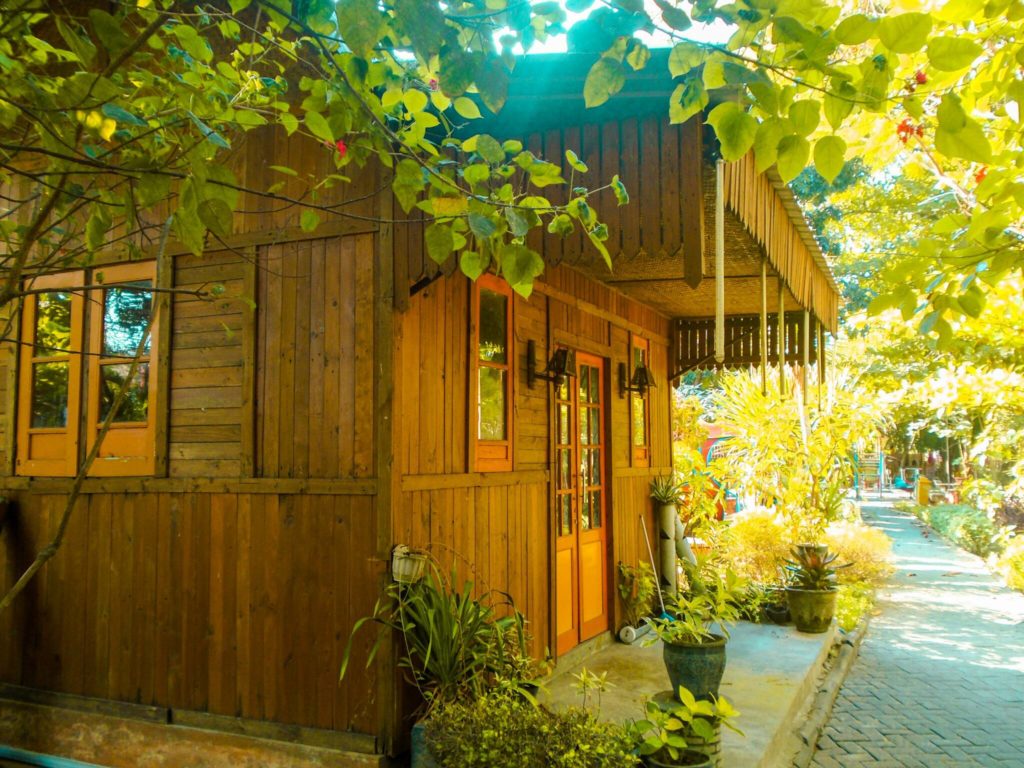Rumah kayu Taman Abhirama. (foto: travelingyuk.com)