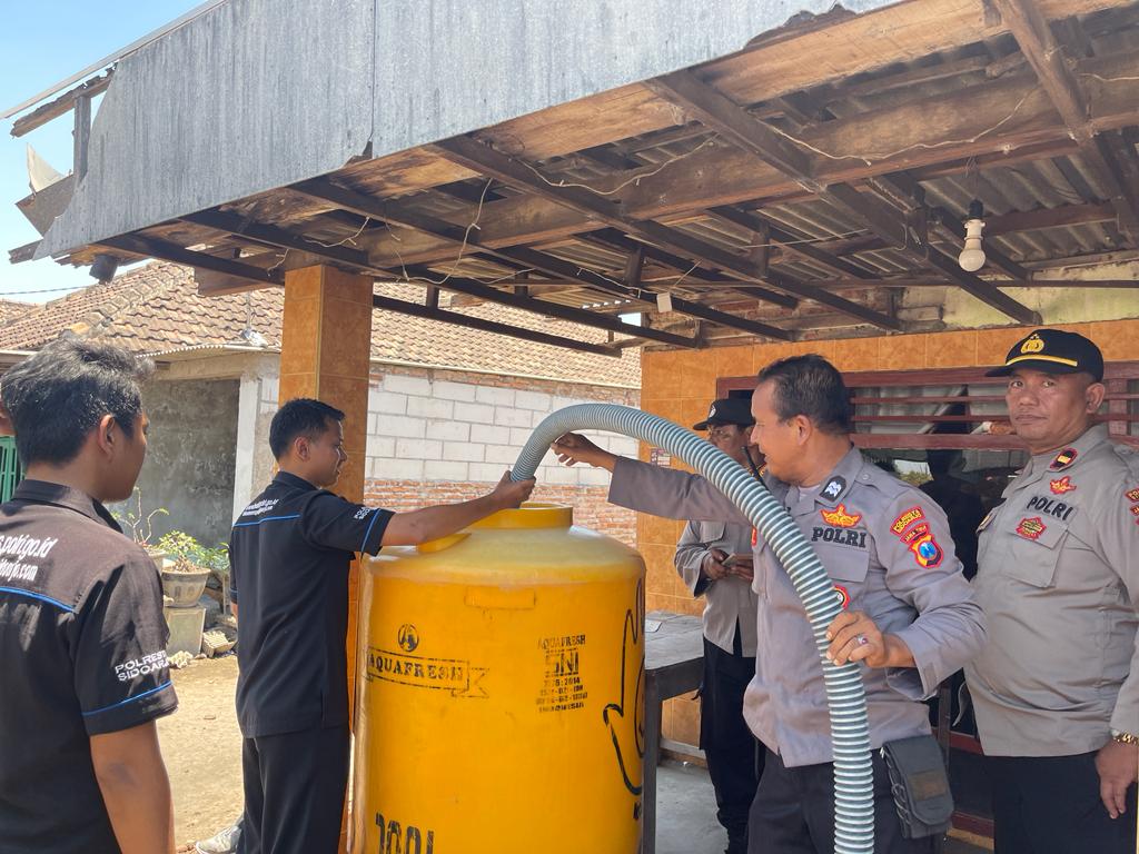 PEDULI: Polresta Sidoarjo berikan bantuan air bersih untuk warga terdampak lumpur. (IST)