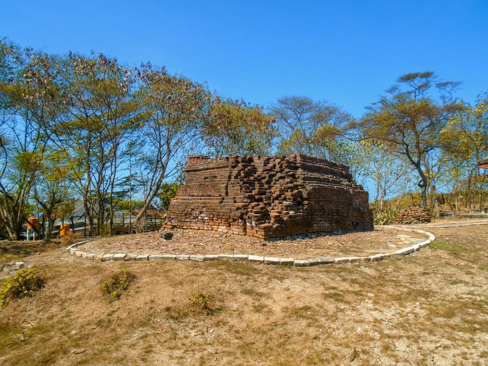 Candi Tawangalun (sumber: travelingyuk.com)