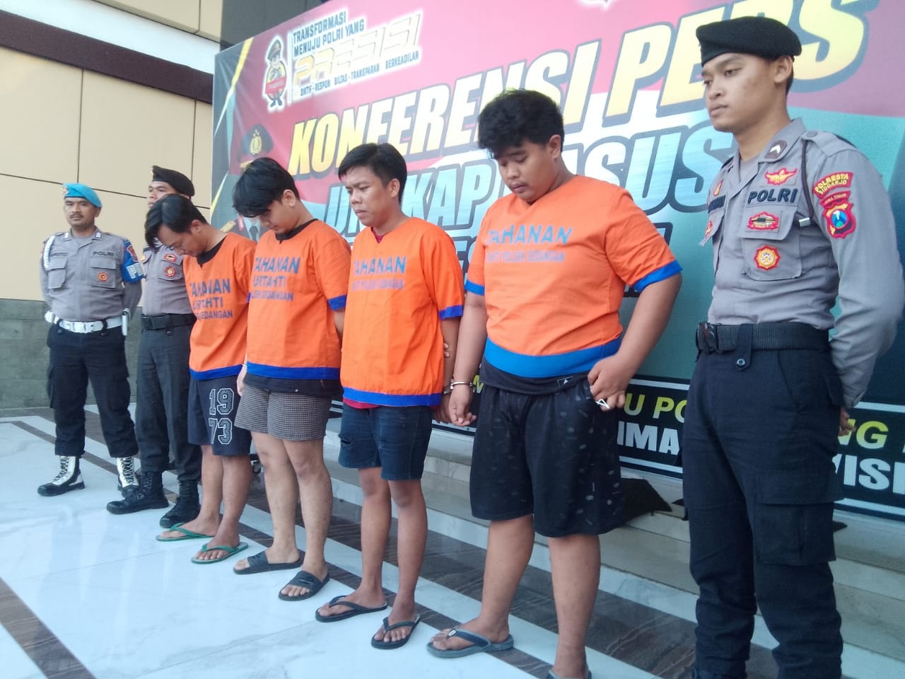 KAPOK: Keempat pelaku dirilis di Polresta Sidoarjo. (DIKY PUTRA SANSIRI/RADAR SIDOARJO)