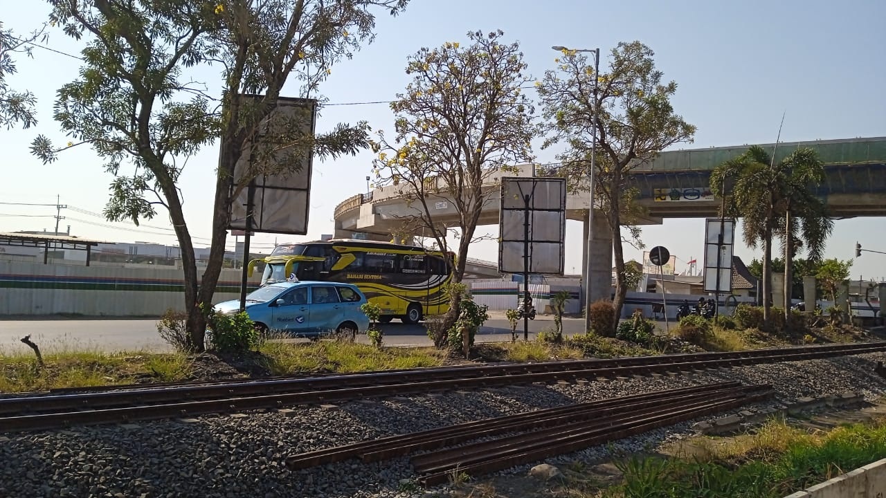 TERUS DIKEBUT: Kondisi terkini pembangunan Flyover Aloha. (M SAIFUL ROHMAN/RADAR SIDOARJO)